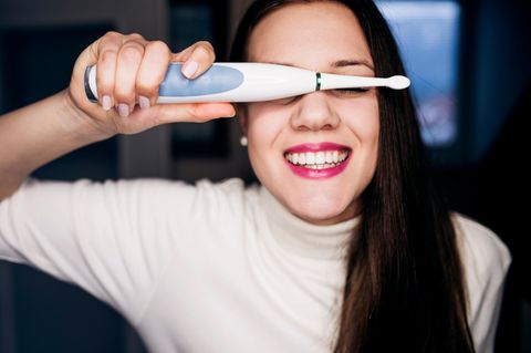 Deals & Angebote der Woche: Frau hält sich Elektrische Zahnbürste vor die Augen