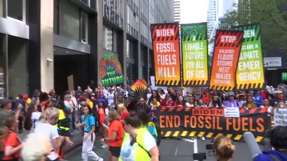 Video: Zehntausende bei Demonstration - Klimaaktivisten setzen Zeichen in New York