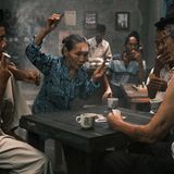 In einer indonesichen Kneipe spielen Menschen zusammen mit großer Leidenschaft Karten