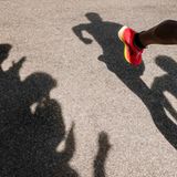 Der Schatten eines Läufers auf dem Weg zur Ziellinie