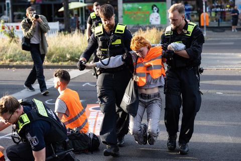 Klima-Aktivisten der Letzten Generation haben am Montag mit Protestaktionen den Verkehr in Berlin blockiert