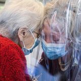 "Die globale Gesundheit hat sich in den letzten Jahren in gewissem Umfang verbessert. So haben 146 von 200 Ländern oder Hoheitsgebieten die Zielvorgabe zur Sterblichkeit von Kindern unter fünf Jahren bereits erreicht oder sind auf dem besten Weg dahin", heißt es im Zwischenbericht 2023. Dank einer wirksamen HIV-Behandlung seien aidsbedingte Todesfälle seit 2010 weltweit um 52 Prozent gesunken, und in 47 Ländern sei mindestens eine vernachlässigte Tropenkrankheit eliminiert worden. "In anderen Bereichen, etwa bei der Senkung der Müttersterblichkeit und der Ausweitung der allgemeinen Gesundheitsversorgung, waren die Fortschritte jedoch unzureichend."