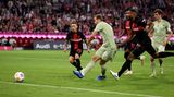 Harry Kane macht einfach das, was man beim FC Bayern von ihm erwartet: Er schießt Tore. Vier Treffer in vier Spielen erzielte der englische Nationalstürmer, der im Sommer für die Rekordsumme von 100 Millionen Euro von Tottenham Hotspur kam. Kane hat auf dem Platz wie außerhalb die Eigenart, eine gewisse Ruhe und Präsenz auszustrahlen. Er ist einfach da und erledigt auf höchstem Niveau seine Aufgabe. Er bildet damit einen wohltuenden Gegenpol zur allgemeinen Aufgeregtheit bei den Bayern. Schwer vorzustellen, dass er sich wie Trainer Thomas Tuchel und Thomas Müller aufgeregt und beleidigt über angebliche Fehlentscheidungen von Schiedsrichtern beschwert. Der Mann hat halt Klasse, schaut lieber kritisch auf die eigene Leistung.