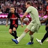 Harry Kane macht einfach das, was man beim FC Bayern von ihm erwartet: Er schießt Tore. Vier Treffer in vier Spielen erzielte der englische Nationalstürmer, der im Sommer für die Rekordsumme von 100 Millionen Euro von Tottenham Hotspur kam. Kane hat auf dem Platz wie außerhalb die Eigenart, eine gewisse Ruhe und Präsenz auszustrahlen. Er ist einfach da und erledigt auf höchstem Niveau seine Aufgabe. Er bildet damit einen wohltuenden Gegenpol zur allgemeinen Aufgeregtheit bei den Bayern. Schwer vorzustellen, dass er sich wie Trainer Thomas Tuchel und Thomas Müller aufgeregt und beleidigt über angebliche Fehlentscheidungen von Schiedsrichtern beschwert. Der Mann hat halt Klasse, schaut lieber kritisch auf die eigene Leistung.