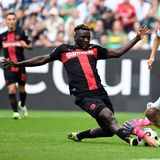 Das erste Mal fiel der nigerianische Angreifer in Deutschland auf, als er in der vergangenen Saison mit dem belgischen Klub Union Saint-Gilloise in der Europa League gegen Bayer Leverkusen antrat. Mit seinem Spiel ist der extrem dribbelstarke und dynamische Angreifer ein echte Attraktion und mit 22 Jahren ziemlich jung. Vier Bundesliga-Treffer hat er bislang erzielt, mit DFB-Pokal kommt Boniface auf fünf Pflichtspieltore. Steffen Baumgart, Trainer von Liga-Konkurrent 1. FC Köln, hält Boniface schlicht für einen der "besten Stürmer in Europa". Das ließ sich Bayer einiges kosten: Zwischen 16 und 20 Millionen Euro sollen sie für den Torjäger hingeblättert haben.