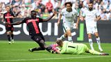 Das erste Mal fiel der nigerianische Angreifer in Deutschland auf, als er in der vergangenen Saison mit dem belgischen Klub Union Saint-Gilloise in der Europa League gegen Bayer Leverkusen antrat. Mit seinem Spiel ist der extrem dribbelstarke und dynamische Angreifer ein echte Attraktion und mit 22 Jahren ziemlich jung. Vier Bundesliga-Treffer hat er bislang erzielt, mit DFB-Pokal kommt Boniface auf fünf Pflichtspieltore. Steffen Baumgart, Trainer von Liga-Konkurrent 1. FC Köln, hält Boniface schlicht für einen der "besten Stürmer in Europa". Das ließ sich Bayer einiges kosten: Zwischen 16 und 20 Millionen Euro sollen sie für den Torjäger hingeblättert haben.