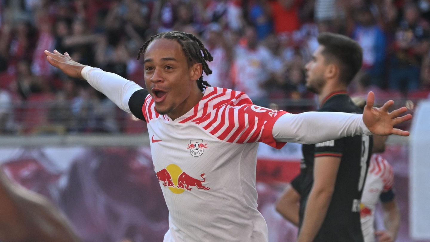 Gerade mal 20 Jahre ist das Supertalent Xavi Simons alt. Die neuste Errungenschaft des Milliardärsklub RB Leipzig ist für ein Jahr von Paris Saint-Germain ausgeliehen und dürfte im nächsten Sommer wieder den Abflug machen. Zumindest würde es nicht verwundern, wenn die Pariser Xavi schnell zurückholen, wenn man sich die außergewöhnlichen Auftritte des jungen Niederländers anschaut. Der offensive Mittelfeldspieler/Außenstürmer ist Antreiber, Vorbereiter und Torschütze in Personalunion. Drei Bundesliga-Tore und drei Vorlagen stehen für ihn zu Buche.