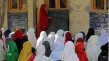 "Schon vor der Pandemie waren die Fortschritte im Hinblick auf eine hochwertige Bildung langsamer als nötig, doch hatte COVID-19 verheerende Auswirkungen auf das Bildungswesen und sorgte in 80 Prozent der 104 untersuchten Länder für Lernausfälle", heißt es im Zwischenbericht 2023. Die Finanzierung von Bildung müsse zur nationalen Priorität erhoben werden. "Unerlässlich sind zudem Maßnahmen wie die Einführung einer kostenlosen obligatorischen Bildung, die Erhöhung der Zahl der Lehrkräfte, die Verbesserung der schulischen Basisinfrastruktur und das Bekenntnis zum digitalen Wandel."