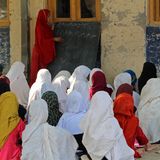 "Schon vor der Pandemie waren die Fortschritte im Hinblick auf eine hochwertige Bildung langsamer als nötig, doch hatte COVID-19 verheerende Auswirkungen auf das Bildungswesen und sorgte in 80 Prozent der 104 untersuchten Länder für Lernausfälle", heißt es im Zwischenbericht 2023. Die Finanzierung von Bildung müsse zur nationalen Priorität erhoben werden. "Unerlässlich sind zudem Maßnahmen wie die Einführung einer kostenlosen obligatorischen Bildung, die Erhöhung der Zahl der Lehrkräfte, die Verbesserung der schulischen Basisinfrastruktur und das Bekenntnis zum digitalen Wandel."