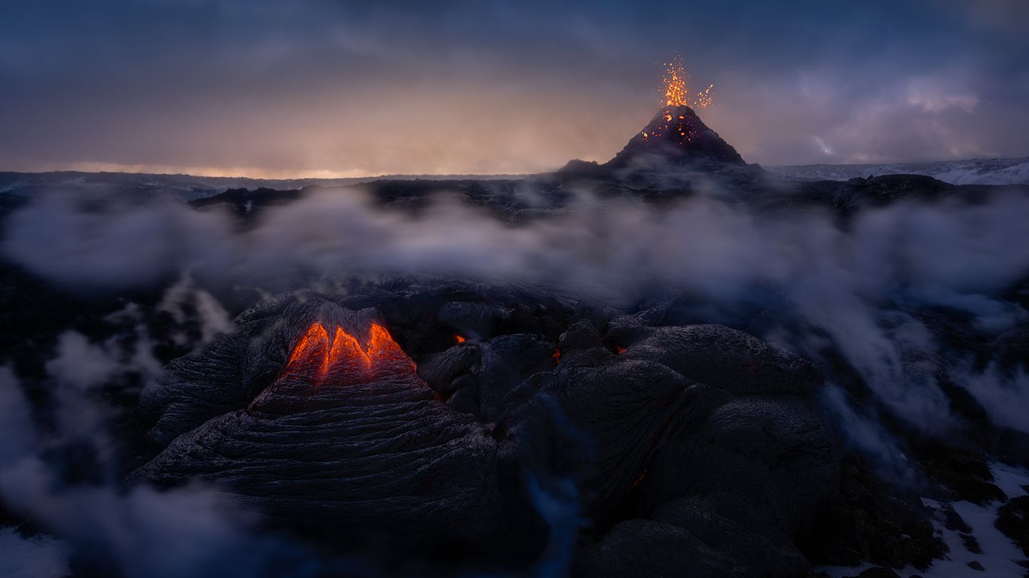 CEWE Photo Award 2023: Marián Kuric “Doom” Hinter diesem Foto steckt viel Mühsal. Der Slowake Marián Kuric ist passionierter Landschaftsfotograf, als dieser Vulkan auf Island ausbrach wusste er, da muss er hin. Zum Vulkan gab es jedoch weder offizielle Straßen noch Aussichtspunkte. Also war er und sein Freund Filip zu Fuß unterwegs. Es sei bitterkalt gewesen, der Wind hätte mit bis zu 80 km/h geblasen und es ging immer bergauf, von einem ein Krater durch den nächsten. Weil sie das Terrain nicht kannten, hatte sich die Wegstrecke verdreifacht. "Ich leide seit langem an einer Schädigung der Halswirbelsäule. Dieser Weg hatte mich völlig zerlegt. Ich konnte mich am Ende weder bücken noch meine Schuhe zubinden", erinnert sich Kuric. In den zwei Wochen sei er gerade einmal drei anderen Menschen begegnet. Mit im Rucksack hatte er seine Nikon Z7 und eine 14 – 30 mm f4 Objektiv. Mit seinem Stativ konnte er nur wenige Augenblick an der Position bleiben. "Jeden Moment konnte der Wind drehen und die giftigen Gase zu uns tragen. Viele haben danach sehr lange husten müssen", berichtet er. Dennoch sei es die bislang schönste Reise seines Lebens gewesen, sagt Marián Kuric. Marián Kuric “Doom” Hinter diesem Foto steckt viel Mühsal. Der Slowake Marián Kuric ist passionierter Landschaftsfotograf, als dieser Vulkan auf Island ausbrach wusste er, da muss er hin. Zum Vulkan gab es jedoch weder offizielle Straßen noch Aussichtspunkte. Also war er und sein Freund Filip zu Fuß unterwegs. Es sei bitterkalt gewesen, der Wind hätte mit bis zu 80 km/h geblasen und es ging immer bergauf, von einem ein Krater durch den nächsten. Weil sie das Terrain nicht kannten, hatte sich die Wegstrecke verdreifacht. "Ich leide seit langem an einer Schädigung der Halswirbelsäule. Dieser Weg hatte mich völlig zerlegt. Ich konnte mich am Ende weder bücken noch meine Schuhe zubinden", erinnert sich Kuric. In den zwei Wochen sei er gerade einmal drei anderen Menschen begegnet. Mit im Rucksack hatte er seine Nikon Z7 und eine 14 – 30 mm f4 Objektiv. Mit seinem Stativ konnte er nur wenige Augenblick an der Position bleiben. "Jeden Moment konnte der Wind drehen und die giftigen Gase zu uns tragen. Viele haben danach sehr lange husten müssen", berichtet er. Dennoch sei es die bislang schönste Reise seines Lebens gewesen, sagt Marián Kuric.