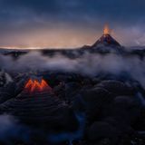 Marián Kuric “Doom”  Hinter diesem Foto steckt viel Mühsal. Der Slowake Marián Kuric ist passionierter Landschaftsfotograf, als dieser Vulkan auf Island ausbrach wusste er, da muss er hin. Zum Vulkan gab es jedoch weder offizielle Straßen noch Aussichtspunkte. Also war er und sein Freund Filip zu Fuß unterwegs. Es sei bitterkalt gewesen, der Wind hätte mit bis zu 80 km/h geblasen und es ging immer bergauf, von einem ein Krater durch den nächsten. Weil sie das Terrain nicht kannten, hatte sich die Wegstrecke verdreifacht. "Ich leide seit langem an einer Schädigung der Halswirbelsäule. Dieser Weg hatte mich völlig zerlegt. Ich konnte mich am Ende weder bücken noch meine Schuhe zubinden", erinnert sich Kuric. In den zwei Wochen sei er gerade einmal drei anderen Menschen begegnet. Mit im Rucksack hatte er seine Nikon Z7 und eine 14 – 30 mm f4 Objektiv. Mit seinem Stativ konnte er nur wenige Augenblick an der Position bleiben. "Jeden Moment konnte der Wind drehen und die giftigen Gase zu uns tragen. Viele haben danach sehr lange husten müssen", berichtet er. Dennoch sei es die bislang schönste Reise seines Lebens gewesen, sagt Marián Kuric.