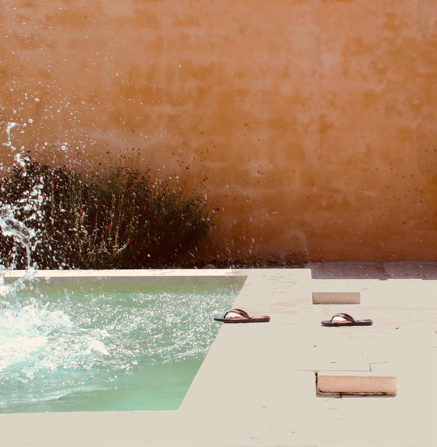CEWE Photo Award 2023: Karl Bordron "Le Plongeon" Es ist nicht viel zusehen und doch erzählt dieses Foto die Geschichte eines heißen Sommertages in Südfrankreich und jemandem, dem es gar nicht schnell genug ins kühle Nass gehen konnte. Eine Sandale, ein Schrittweiter eine zweite und dann Platsch. Karl Bordon ist auf Street Photographie spezialisiert. Der Franzose hat den Blick für den richtigen Zeitpunkt. Die Jury des Cewe Phot Awards 2023 konnte er überzeugen, sein Bild wurde in die Kategorie "Hobby & Freizeit" zum Gewinner gekürt. Karl Bordron "Le Plongeon" Es ist nicht viel zusehen und doch erzählt dieses Foto die Geschichte eines heißen Sommertages in Südfrankreich und jemandem, dem es gar nicht schnell genug ins kühle Nass gehen konnte. Eine Sandale, ein Schrittweiter eine zweite und dann Platsch. Karl Bordon ist auf Street Photographie spezialisiert. Der Franzose hat den Blick für den richtigen Zeitpunkt. Die Jury des Cewe Phot Awards 2023 konnte er überzeugen, sein Bild wurde in die Kategorie "Hobby & Freizeit" zum Gewinner gekürt.