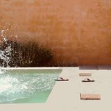 Karl Bordron "Le Plongeon"  Es ist nicht viel zusehen und doch erzählt dieses Foto die Geschichte eines heißen Sommertages in Südfrankreich und jemandem, dem es gar nicht schnell genug ins kühle Nass gehen konnte. Eine Sandale, ein Schrittweiter eine zweite und dann Platsch. Karl Bordon ist auf Street Photographie spezialisiert. Der Franzose hat den Blick für den richtigen Zeitpunkt. Die Jury des Cewe Phot Awards 2023 konnte er überzeugen, sein Bild wurde in die Kategorie "Hobby & Freizeit" zum Gewinner gekürt. 