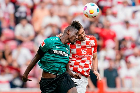 Der 27-jährige Angreifer aus Frankreich (l.) glänzt in dieser Saison mit einer herausragenden Torqoute in den ersten Spielen. Acht Treffer erzielte der Mittelstürmer, dessen Eltern aus Guinea stammen, in den ersten vier Spielen – drei davon allein am vergangenen Spieltag gegen Mainz. "Mit was für einer Lässigkeit er die Dinger reinmacht – er ist einfach eiskalt und hat Spaß", sagte Teamkollege Deniz Undav nach der Partie. Guirassy spielt seit einem Last-Minute-Transfer im Sommer 2022 bei den Stuttgartern und wollte in diesem Sommer weiter Richtung Premier League ziehen, heißt es. Zum Glück für die Schwaben wurde daraus nichts. In der vergangenen Saison traf Guirassy 14 Mal in 27 Pflichtspielen, jetzt scheint er noch eine große Schippe draufzulegen.