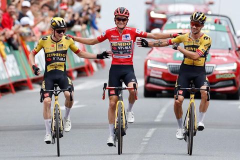 Sepp Kuss (Mitte) überquert Arm in Arm mit seinen Teamkollegen Jonas Vingegaard (links) und Primoz Roglic die Ziellinie