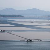 Der Zwischenbericht 2023 zieht eine teilweise positive Bilanz zu diesem Thema. "Die Welt nähert sich den Zielvorgaben in Bezug auf nachhaltige Energie weiter an – allerdings nicht schnell genug. Beim derzeitigen Tempo werden 2030 immer noch rund 660 Millionen Menschen keinen Stromzugang haben und knapp 2 Milliarden Menschen weiterhin auf umweltschädliche Kochbrennstoffe und -technologien angewiesen sein." Allerdings: "Um bis 2030 den Zugang zu Energie für alle zu sichern, müssen wir die Elektrifizierung beschleunigen, mehr in erneuerbare Energien investieren, die Energieeffizienz verbessern und förderliche Maßnahmen und Regulierungsrahmen schaffen."