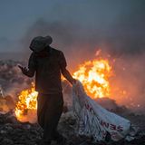 "Die schwierigen wirtschaftlichen Bedingungen drängen immer mehr Arbeitskräfte in die informelle Beschäftigung", heißt es im Zwischenbericht 2023 zu den Nachaltigkeitszielen der UN. "Die Erreichung von Ziel 8 erfordert eine umfassende Reform des Finanzsystems, um der wachsenden Schulden, der wirtschaftlichen Unsicherheit und der Handelsspannungen Herr zu werden und zugleich eine gerechte Entlohnung und menschenwürdige Arbeit für junge Menschen zu fördern."