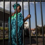 "In den meisten Ländern waren die Einkommen der ärmsten 40 Prozent der Bevölkerung vor der Pandemie schneller gestiegen als im nationalen Durchschnitt. Neue, aber uneindeutige Erkenntnisse legen jedoch nahe, dass COVID-19 diesen positiven Trend der rückläufigen Ungleichheit innerhalb der Länder ausgebremst haben könnte", heißt es im aktuellen UN-Nachhaltigkeitsbericht. "Um die Ungleichheit sowohl in als auch zwischen den Ländern zu reduzieren, bedarf es einer gerechten Ressourcenverteilung, Investitionen in Bildung und berufliche Qualifizierung, der Umsetzung von Sozialschutzmaßnahmen, der Bekämpfung von Diskriminierung, der Unterstützung marginalisierter Gruppen und der Förderung internationaler Zusammenarbeit für faire Handels- und Finanzsysteme."