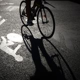 Aktuell lebt mehr als die Hälfte der Weltbevölkerung in Städten, laut Nachhaltigkeitsbericht der UN werden es 2050 70 Prozent sein. "Schätzungen zufolge leben derzeit 1,1 Milliarden Menschen in Slums oder einem slum-ähnlichen Umfeld in Städten. In den kommenden 30 Jahren sollen weitere 2 Milliarden Menschen dazukommen", heißt es im Bericht. "Um Ziel 11 zu erreichen, muss ein Schwerpunkt auf die Umsetzung inklusiver, resilienter und nachhaltiger Stadtentwicklungskonzepte gelegt werden, die dem Zugang zu grundlegenden Diensten, erschwinglichem Wohnraum, effizienten Verkehrsmitteln und Grünflächen für alle Priorität einräumen."