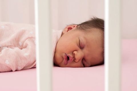 Jeden Abend das gleiche Drama: Ihr Kind kann nicht alleine einschlafen oder weigert sich, ins Bett zu gehen? Laut Schlafexpertin Catherine Hart gibt es einige Tipps, um dem entgegenzuwirken.