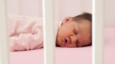 Jeden Abend das gleiche Drama: Ihr Kind kann nicht alleine einschlafen oder weigert sich, ins Bett zu gehen? Laut Schlafexpertin Catherine Hart gibt es einige Tipps, um dem entgegenzuwirken.