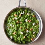 Gnocchi mit Wintergemüse   Leuchtender Schwarzkohl & Mascarpone-Gorgonzola-Sauce  In Italien serviert man Gnocchi gewöhnlich als Pastagang, ich serviere sie gern auch wie eine Kartoffelbeilage. Und dies ist die originellste Art, das winterliche Angebot an Kohlgemüse zu feiern.  Für 4 Personen als Hauptgericht oder für 8 als Beilage. Fertig in 20 Minuten  Zutaten:  50 g Walnusskerne, 400 g Schwarzkohl (Cavolo Nero), 100 g Mascarpone, 100 g Gorgonzola, 800 g Kartoffelgnocchi  Zubereitung:  Die Walnüsse in einer Pfanne bei mittlerer Hitze goldbraun rösten, dann beiseitelegen. Von den Kohlblättern die Stiele entfernen und wegwerfen, die Blätter in kochendem Salzwasser 4 Minuten blanchieren. Mit einer Küchenzange zwei Drittel der Kohlblätter herausfischen und direkt in den Mixer geben, den Topf auf dem Herd stehen lassen. Den restlichen Kohl auf ein Brett legen und grob hacken. Den Mascarpone und den größten Teil des Gorgonzolas in den Mixer geben und alles ganz glatt pürieren. Falls nötig, mit etwas Kochwasser verdünnen. Die Sauce mit Meersalz und schwarzem Pfeffer abschmecken.  Die Gnocchi in dem kochenden Salzwasser 3 Minuten garen, bis sie an die Oberfläche steigen. Abgießen und anschließend im Topf mit der grünen Sauce und den gehackten Kohlblättern vermengen. Den Großteil der Walnüsse in grobe Stücke brechen und unterziehen, den Rest Gorgonzola und Walnüsse darüberkrümeln. Die Gnocchi sofort servieren oder unter dem Grill einige Minuten goldbraun gratinieren – wie Sie wollen.