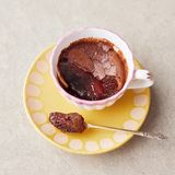 Jools' Schokoladentraum  Cremige Schokolade, bester Kaffee, das pure Glück  Schokolade und Kaffee weiß man rund ums Mittelmeer zu schätzen und meine Frau kann ihren beiden Lieblingsgenüssen sowieso nicht widerstehen, schreibt Jamie Oliver. Was lag also näher als dieses dekadente Dessert?  Für 6 Personen. Fertig in 40 Minuten, plus kühlen  Zutaten:  150 g Bitterschokolade (70 % Kakaoanteil), 125 g Butter, 50 ml Espresso, 2 große Eier, 125 g brauner Zucker  Zubereitung:  Den Backofen auf 120°C vorheizen. Die Schokolade in Stücke brechen und in eine hitzebeständige Schüssel geben. Die Butter, den Espresso und eine kräftige Prise Meersalz dazugeben, die Schüssel auf einen Topf mit leicht siedendem Wasser setzen und die Mischung unter regelmäßigem Rühren ganz langsam schmelzen lassen. Inzwischen die Eier mit dem Zucker aufschlagen, bis die Masse hellgelb ist und ihr Volumen verdoppelt hat, anschließend behutsam die geschmolzene Schokoladenmasse unterziehen.  Den Wasserkocher füllen und einschalten. Die Schoko-Kaffee-Creme in sechs Kaffeetassen oder Auflaufförmchen füllen und in eine ofenfeste Form stellen. Die Form vorsichtig bis zur halben Höhe der Förmchen mit kochendem Wasser füllen. Die Cremes im Wasserbad im Ofen exakt 20 Minuten garen, dann vorsichtig herausnehmen und im Wasser 2 Stunden abkühlen lassen. Ich hobele vor dem Servieren gern etwas Extraschokolade darüber oder gebe frische Früchte wie Kirschen, Blutorangen oder Walderdbeeren und einen Klecks Joghurt oder Crème fraîche hinzu.