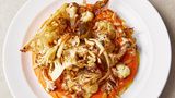 Gerösteter Blumenkohl, gemogelte Romesco-Sauce & zerstoßene geröstete Mandeln  Das Leben ist schöner mit Romesco-Sauce! Ob zu leckerem Gemüse genossen, wie diesem Blumenkohl, zu Fisch, Geflügel oder Lamm – sie macht Freude, bei der Zubereitung wie auf dem Teller.  Für 4 Personen. Fertig in 45 Minuten  Zutaten:  1 Blumenkohl (800 g), 4 Knoblauchzehen, 100 g helles Sauerteigbrot, 50 g blanchierte Mandeln, 1 Glas geröstete rote Paprikaschoten in Lake (460 g)  Zubereitung:  Den Backofen auf 180 °C vorheizen. Nur die äußeren welken Blätter des Blumenkohls entfernen und den Strunk etwas kürzen. Den Blumenkohl halbieren, in 3cm dicke Spalten schneiden und in einer großen ofenfesten Form in etwas Olivenöl und Rotweinessig wenden. Mit Meersalz und schwarzem Pfeffer würzen und im Ofen 35 Minuten rösten, bis der Blumenkohl goldbraun und durchgegart ist. Inzwischen den Knoblauch schälen, das Brot in Stücke zupfen und mit den Mandeln in einer zweiten ofenfesten Form verteilen. 15 Minuten, bevor der Blumenkohl fertig ist, die zweite Form ebenfalls in den Ofen schieben.  Sobald die Garzeit beendet ist, beide Formen aus dem Ofen nehmen. Eine Handvoll Mandeln beiseitelegen, den Rest mit dem Knoblauch und dem gerösteten Brot in den Mixer geben. Die abgetropften Paprikaschoten sowie 2 EL Olivenöl und 1 Schuss Rotweinessig hinzufügen und mixen, bis die Sauce glatt und seidig ist. Falls nötig, mit einem Schuss Wasser verdünnen und sorgfältig abschmecken. Die Sauce auf eine Platte gießen und den Blumenkohl darauf anrichten. Die restlichen Mandeln zerstoßen oder hacken, den Blumenkohl damit bestreuen und servieren.