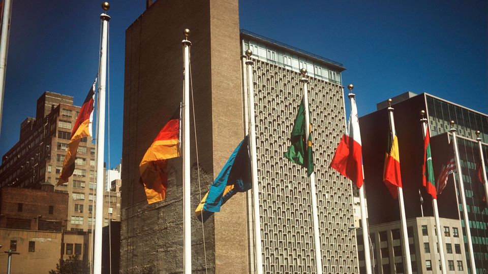 Die Flaggen der BRD und DDR werden vor dem UN-Gebäude in New York gehisst