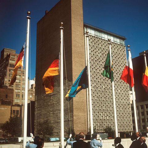 Die Flaggen der BRD und DDR werden vor dem UN-Gebäude in New York gehisst