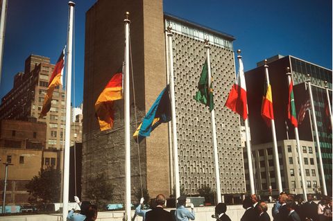 Die Flaggen der BRD und DDR werden vor dem UN-Gebäude in New York gehisst