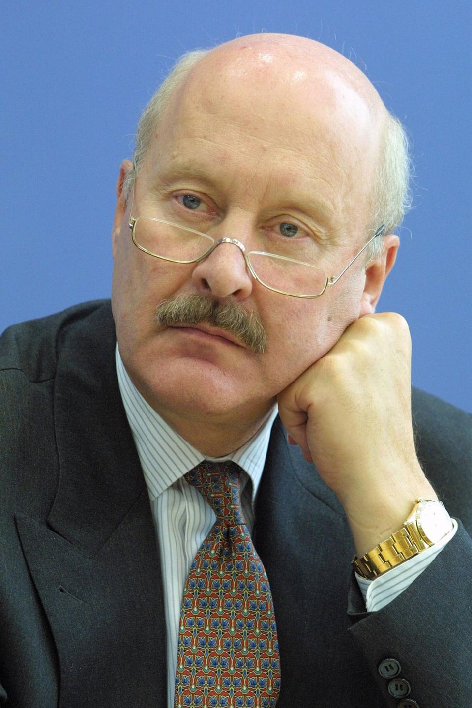 Gunter Pleuger im Portrait, stützt nachdenklich seinen Kopf auf seine Hand
