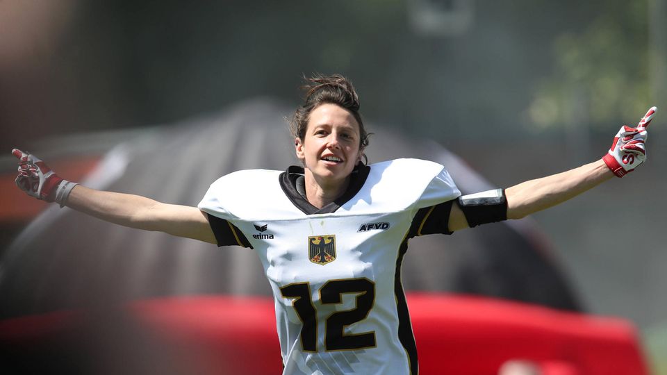 Der 2. NFL-Spieltag: Anja Treiber spielt als Wide Receiver für die Erlangen Rebels sowie die deutsche Nationalmannschaft (Tackle und Flag). Mit der Nationalmannschaft gewann sie 2015 die Bronzemedaille bei der EM, im Flag-Football 2017 die EM-Silbermedaille. Zuvor spielte die Lehrerin für Sport und Latein 25 Jahre Fußball, unter anderem für den SV 67 Weinberg in der zweiten Frauenbundesliga. Seit 2023 ist sie zudem im Trainerteam der neu gegeründeten U17-Mädchen-Flagfootball-Nationalmannschaft als Offensive Coordinator tätig. Anja Treiber spielt als Wide Receiver für die Erlangen Rebels sowie die deutsche Nationalmannschaft (Tackle und Flag). Mit der Nationalmannschaft gewann sie 2015 die Bronzemedaille bei der EM, im Flag-Football 2017 die EM-Silbermedaille. Zuvor spielte die Lehrerin für Sport und Latein 25 Jahre Fußball, unter anderem für den SV 67 Weinberg in der zweiten Frauenbundesliga. Seit 2023 ist sie zudem im Trainerteam der neu gegeründeten U17-Mädchen-Flagfootball-Nationalmannschaft als Offensive Coordinator tätig.