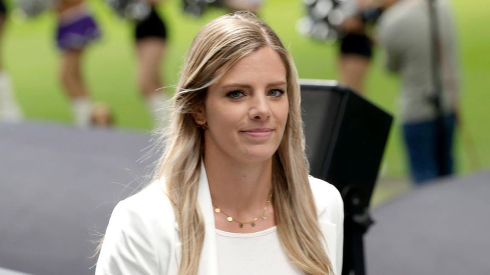 The 2nd NFL game day: Mona Stevens plays for the “Saarland Ladycanes” and the German women’s national football team (flag and tackle) in the quarterback position. Stevens has also served as the NFL's official flag football ambassador since 2022. The Saarlander is part of the RTL NFL on-air team and can be seen in numerous formats as a football expert. Mona Stevens plays for the “Saarland Ladycanes” and the German women’s national football team (flag and tackle) in the quarterback position. Stevens has also served as the NFL's official flag football ambassador since 2022. The Saarlander is part of the RTL NFL on-air team and can be seen in numerous formats as a football expert.