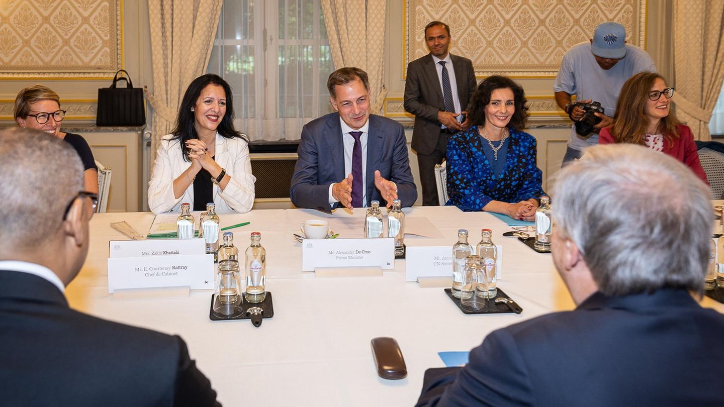 Klimaministerin Zakia Khattabi, Premierminister Alexander De Croo und Außenministerin Hadja Lahbib