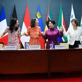 Im Juni traf sich Deutschlands Außenministerin Annalena Baerbock mit anderen Außenministerinnen in der Mongolei. Das Treffen widmete sich feministischer Außenpolitik. Wie weiblich besetzt sind die Kabinette auf der ganzen Welt? Eine Rangliste.