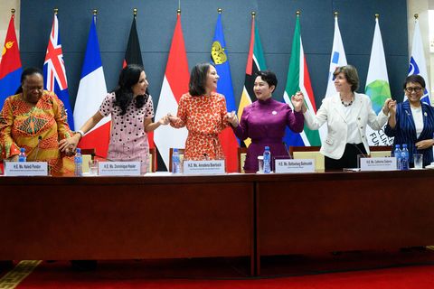 Im Juni traf sich Deutschlands Außenministerin Annalena Baerbock mit anderen Außenministerinnen in der Mongolei. Das Treffen widmete sich feministischer Außenpolitik. Wie weiblich besetzt sind die Kabinette auf der ganzen Welt? Eine Rangliste.