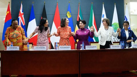 Im Juni traf sich Deutschlands Außenministerin Annalena Baerbock mit anderen Außenministerinnen in der Mongolei. Das Treffen widmete sich feministischer Außenpolitik. Wie weiblich besetzt sind die Kabinette auf der ganzen Welt? Eine Rangliste.