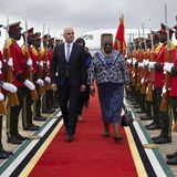 Veronica Macamo, Außenministerin von Mosambik empfängt den Schweizer Bundespräsidenten Alain Berset am Flughafen