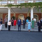 Spaniens Ministerpräsident Pedro Sánchez auf einer Treppe mit seinen Ministerinnen und Ministern
