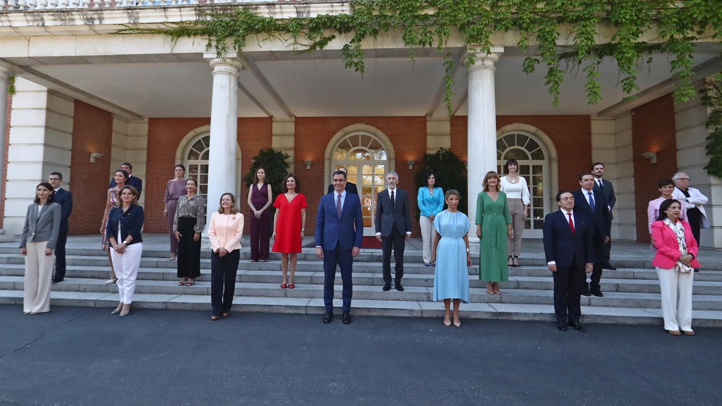 Spaniens Ministerpräsident Pedro Sánchez auf einer Treppe mit seinen Ministerinnen und Ministern