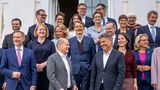 Die deutschen Bundesministerinnen und Bundesminister vor Schloss Meseberg