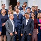 Die deutschen Bundesministerinnen und Bundesminister vor Schloss Meseberg