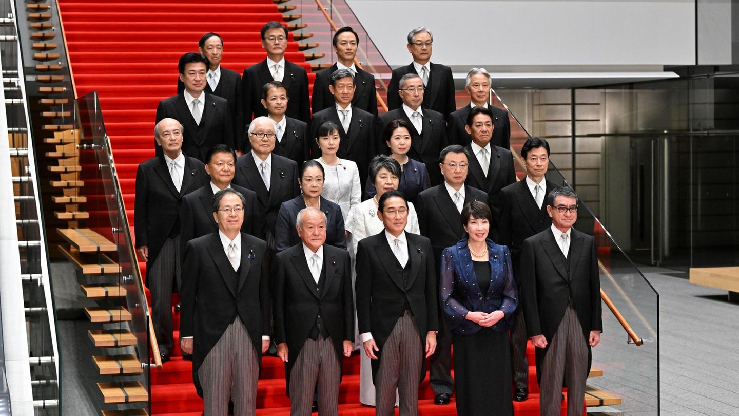 Die Ministerinnen und Minister des neuen Kabinetts von Japan