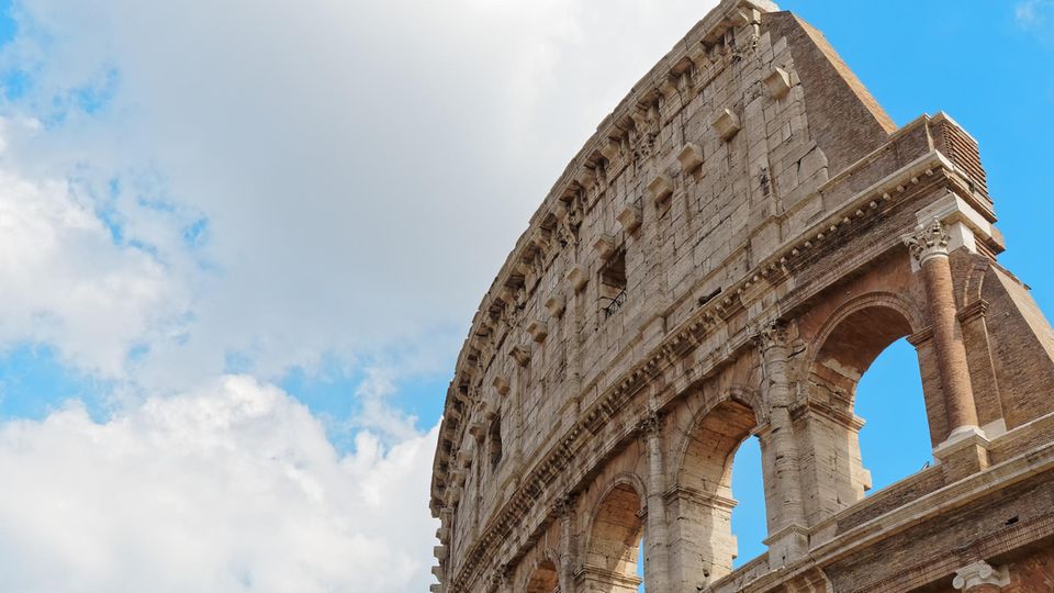 Das Kolosseum in Rom bei leicht bewölktem Himmel