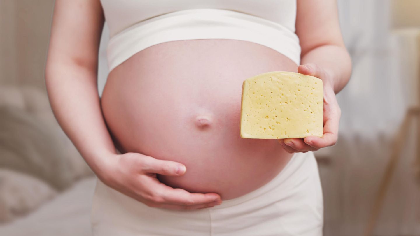 Eine Schwangere mit Käse