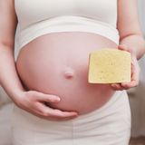 Eine Schwangere mit Käse