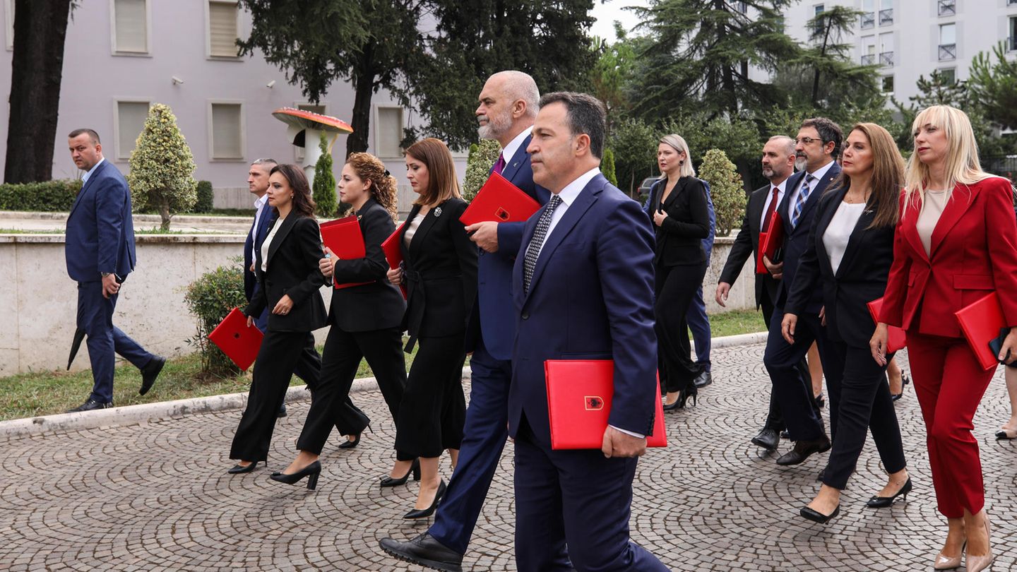 Albaniens Premierminister Edi Rama mit seinen überwiegend weiblichen Ministerinnen und Ministern
