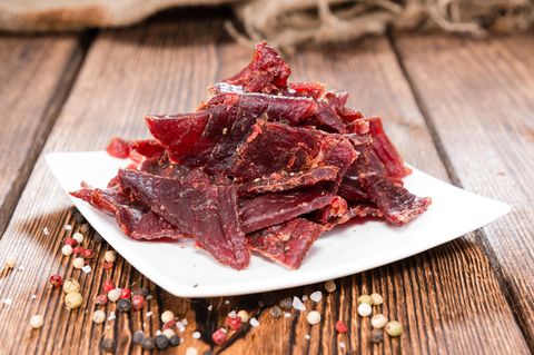 Trockenfleisch selber machen: Ein Teller mit Beef Jerky steht auf einem Tisch