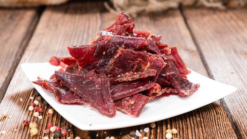 Trockenfleisch selber machen: Ein Teller mit Beef Jerky steht auf einem Tisch